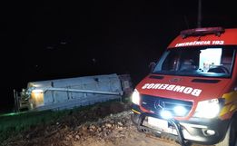 Tombamento de caminhão no interior de São João do Oeste deixa dois feridos
