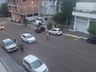 Caminhão atinge veículos e invade pátio de residência no centro de SMO