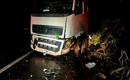 Homem fica ferido após carreta sair da pista na BR-282 