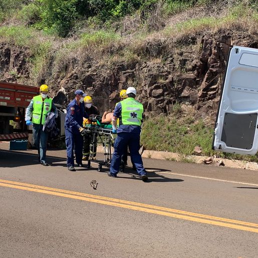 VÍDEO:  Colisão frontal entre carro e caminhão deixa dois feridos na BR-282 