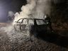 Incêndio destrói carro no interior de São Miguel do Oeste