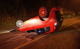 Motorista colide em carro estacionado, capota veículo e foge a pé