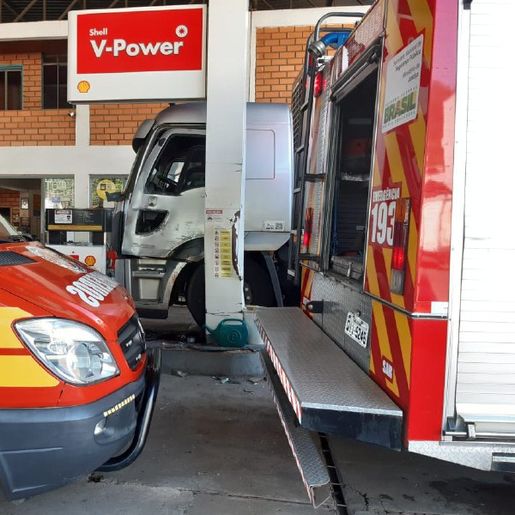 Caminhoneiro tem perna amputada após caminhão desandar e colidir em pilar de posto de combustíveis