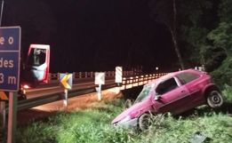 Carro capota na BR-282 em Pinhalzinho e deixa mulher e duas crianças feridas