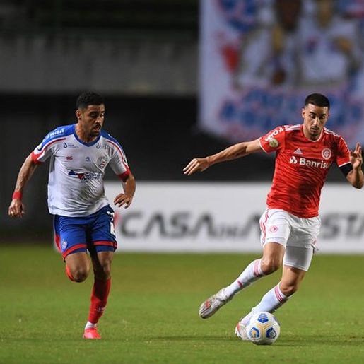 Com polêmica, Internacional segura pressão e vence Bahia no Campeonato Brasileiro