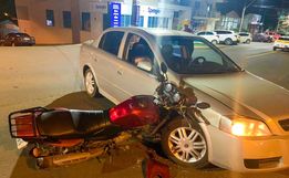 VÍDEO: Entregador fica ferido em colisão entre moto e carro