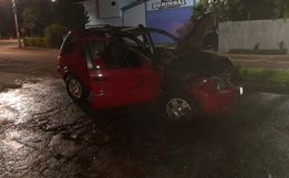 Incêndio destrói veículo no centro de Anchieta