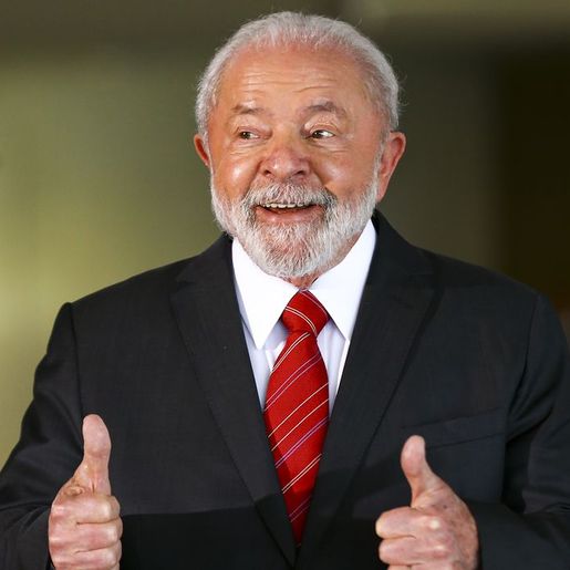 Governo prevê salário mínimo de R$ 1.421 para 2024