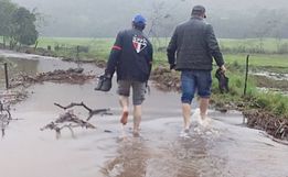 Chuva forte arrasta ponte e deixa lavouras submersas no Extremo-Oeste