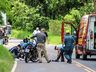 Colisão entre moto e caminhão deixa dois gravemente feridos entre SMOeste e Bandeirante 