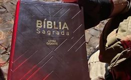 Homem usa bíblia para agredir esposa e faz ameaças com facão 