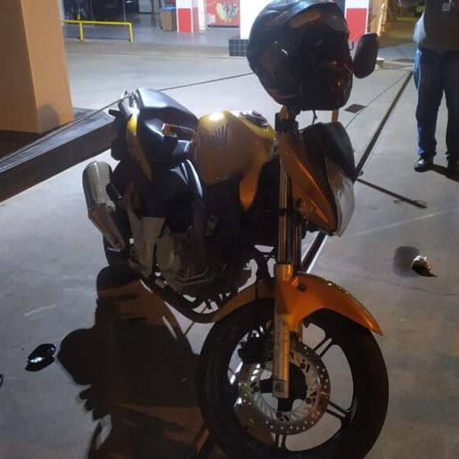 Motociclista fica gravemente ferido em colisão contra carro