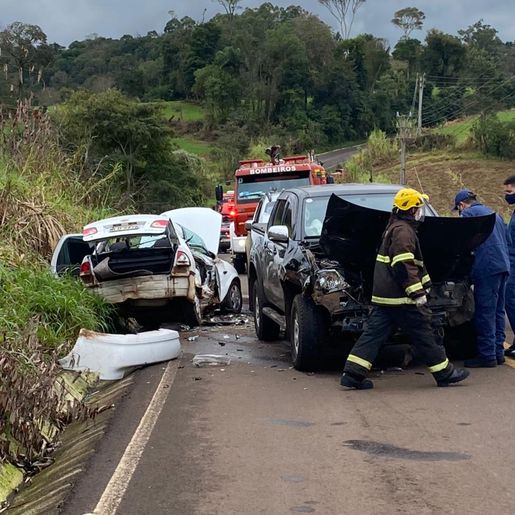 VÍDEO: Acidente entre três veículos deixa uma mulher morta na SC-492
