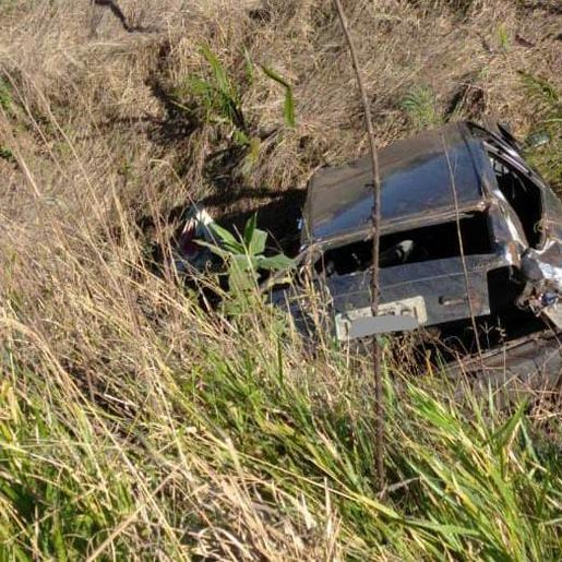 Saída de pista deixa motorista gravemente ferido em Anchieta