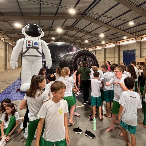 Estudantes de São José do Cedro se encantam com visita ao planetário