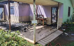 Casa pega fogo e fica destruída no interior de Anchieta