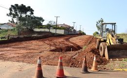 Rua Primeiro de Maio começa receber pavimentação em Campo Erê
