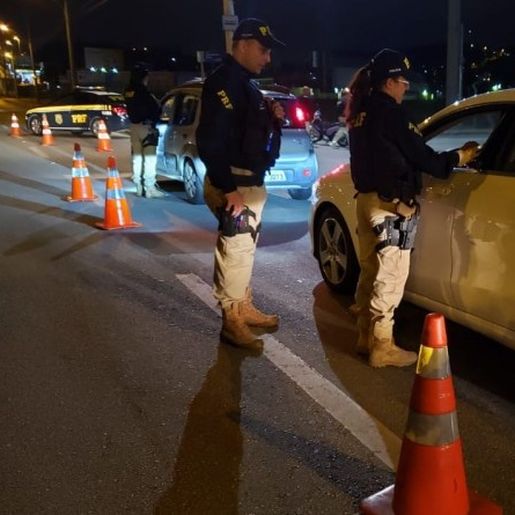 PRF flagra 284 motoristas embriagados e registra 70 acidentes nas BRs catarinenses