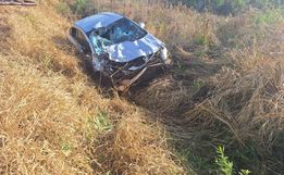 Mulher fica gravemente ferida após carro sair da pista e tombar na SC-492, em SMO