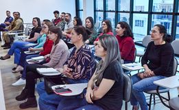 Profissionais passam por treinamento para uso do botão de emergência nas escolas 
