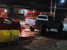 Carro colide em caminhonete estacionada 