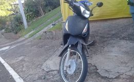 Acidente entre moto e caminhão deixa homem ferido