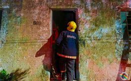 VÍDEO: Bombeiros atendem princípio de incêndio em residência 