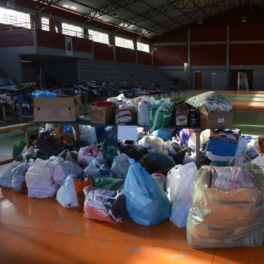 Voluntários se unem para ajudar vítimas de tornado em Descanso