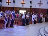 Com igreja cheia, fiéis acompanham celebração de Finados do lado de fora