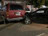 Homem fica ferido ao colidir veículo em carros estacionados