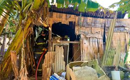 Incêndio destrói barraco, e morador perde tudo em SMOeste; VÍDEOS