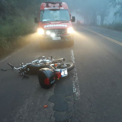 Homem sofre ferimentos em acidente entre moto e retroescavadeira