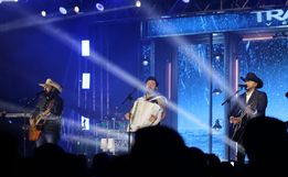 Banda Traia Véia reúne multidão em SMO com show animado e clima de modão