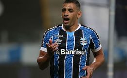 Vídeo: Grêmio goleia o Vasco e entra no G4 do Brasileirão