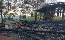 Bombeiros combatem incêndio em galpão no interior de Itapiranga