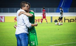 No "dia do fico" de Louzer, Chape vence o CRB e fica a uma vitória do líder