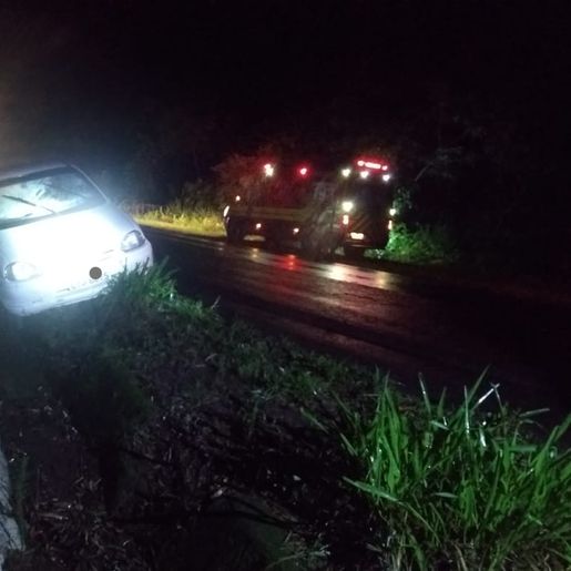 Carro sai da pista e cai em sarjeta na BR-163
