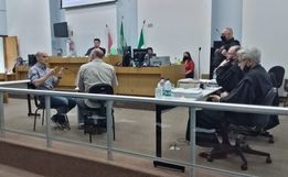 Intérprete de Libras traduz para réu condenação de 18 anos por homicídio em Chapecó