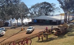 Estandes estão sendo montados para a 6ª Expo Cedro