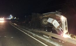 Carreta carregada com farinha tomba na SC-386 em Mondaí