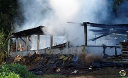 Galpão é destruído por incêndio no interior de Descanso