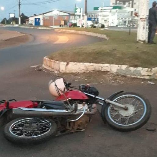 Motociclista morre e caroneira fica gravemente ferida em colisão contra poste