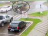 VÍDEO: Caminhonete pula rótula e só para após colidir em poste em SMO