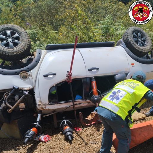 Criança morre esmagada após capotamento de caminhonete