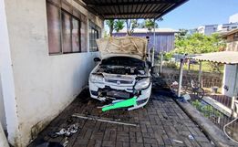 Carro pega fogo em garagem e moradores controlam incêndio em Maravilha