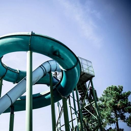 Parque aquático vai indenizar modelo que se machucou em tobogã
