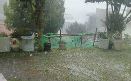 Chuva de granizo causa estragos em São João do Oeste