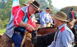 Cavalgada com a chama crioula marca o Dia do Gaúcho, em Iporã do Oeste