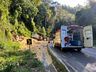 Carreta tomba sobre carros e deixa uma pessoa morta no Oeste