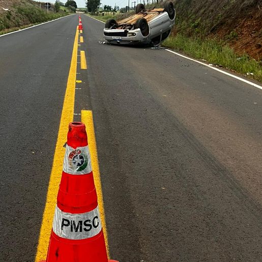 Saída de pista seguida de capotamento deixa duas pessoas feridas em Anchieta